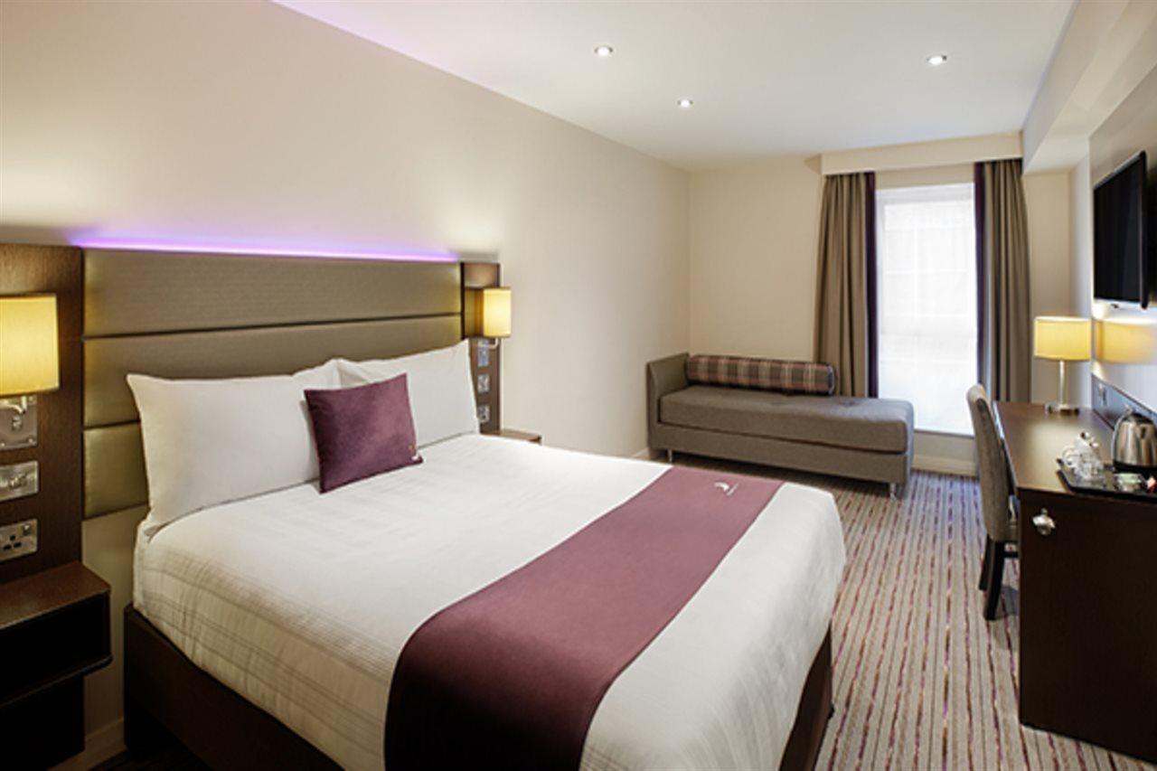 Premier Inn Premier Inn Bagshot Zewnętrze zdjęcie