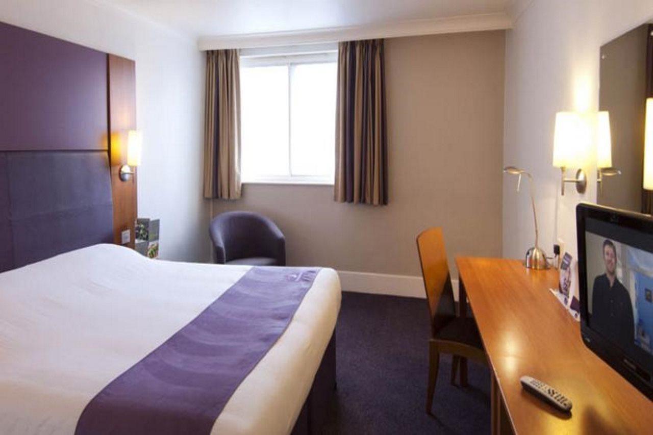 Premier Inn Premier Inn Bagshot Zewnętrze zdjęcie
