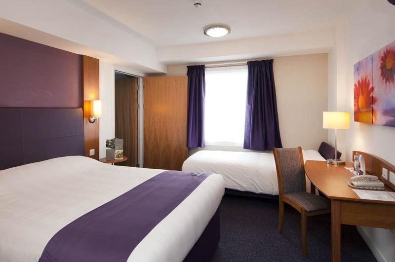 Premier Inn Premier Inn Bagshot Zewnętrze zdjęcie