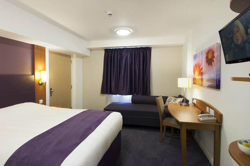Premier Inn Premier Inn Bagshot Zewnętrze zdjęcie